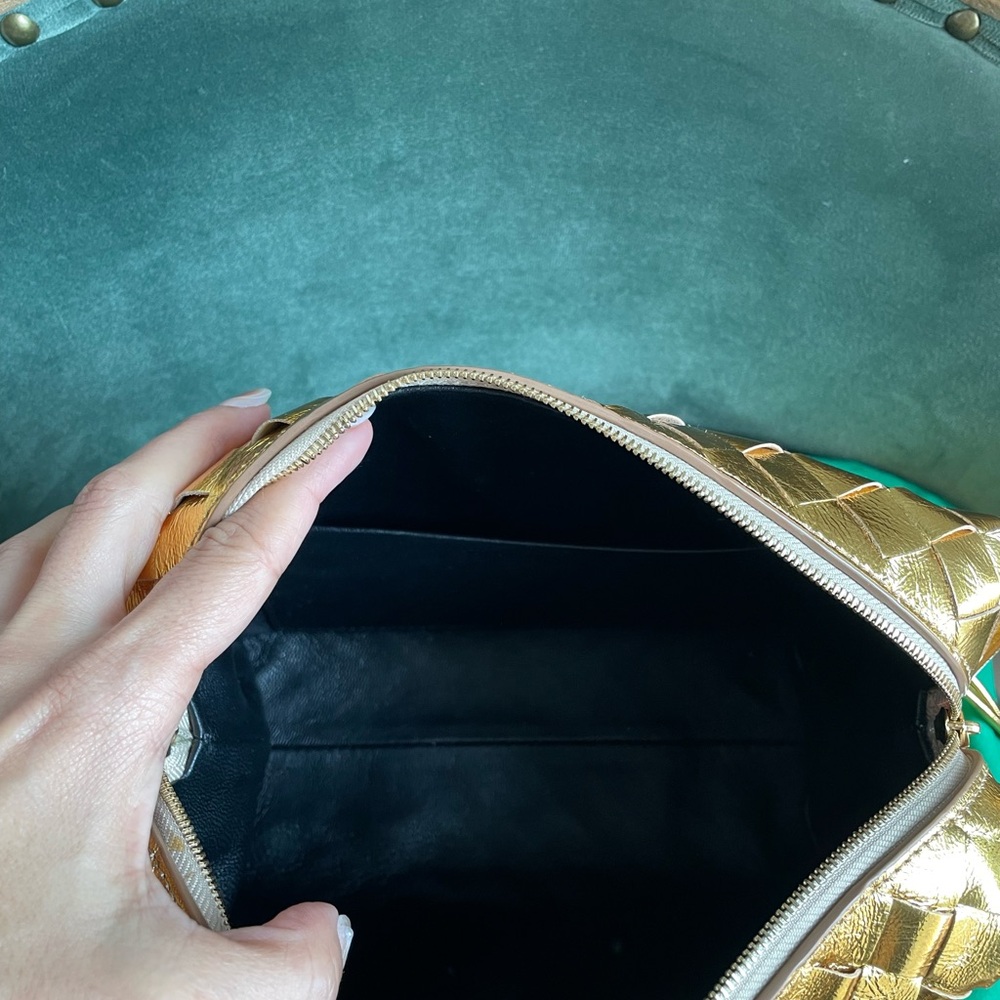 Beautiful buttery gold metallic 100% leather crossbody bag! - Picture 7 of 10